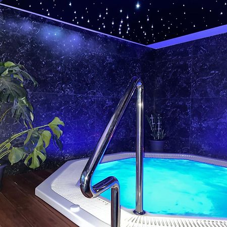 Axel Boutique Jacuzzi & Sauna Дзивнув Экстерьер фото