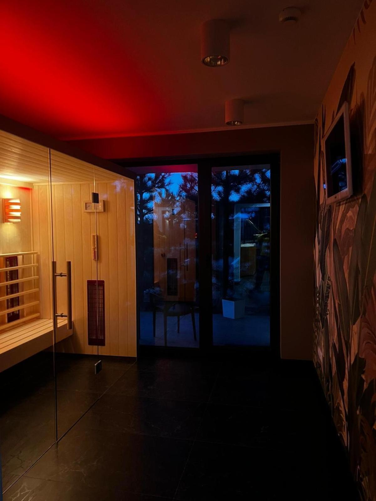 Axel Boutique Jacuzzi & Sauna Дзивнув Экстерьер фото