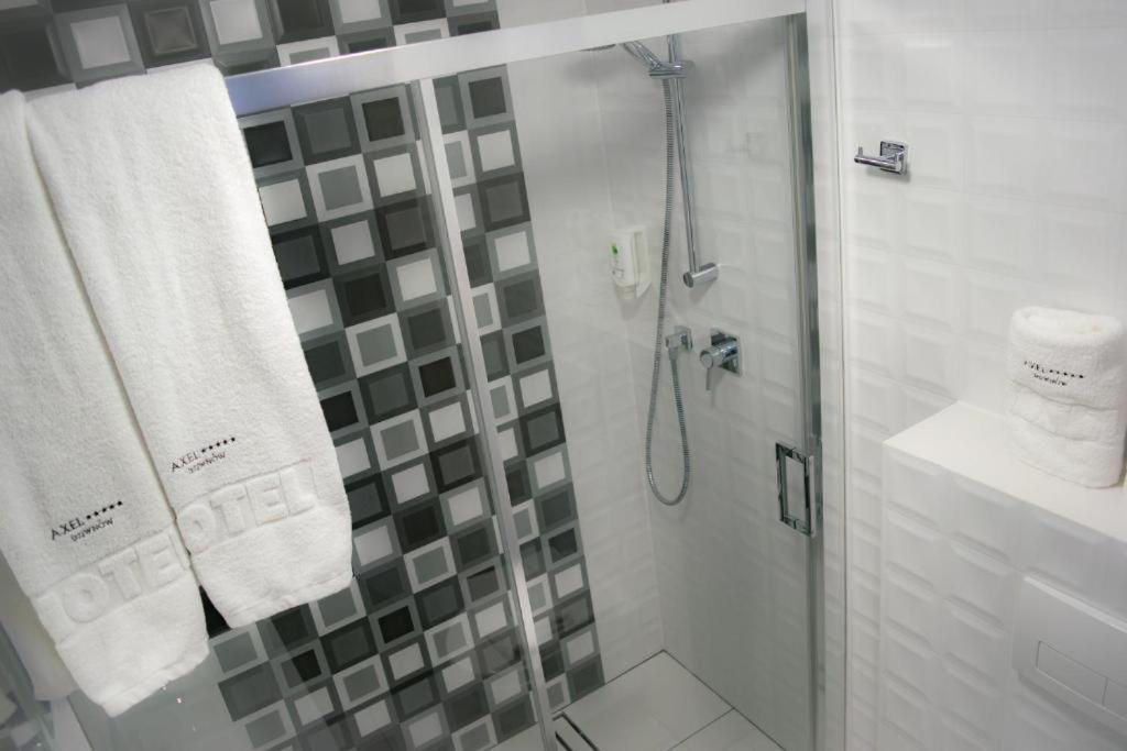 Axel Boutique Jacuzzi & Sauna Дзивнув Экстерьер фото