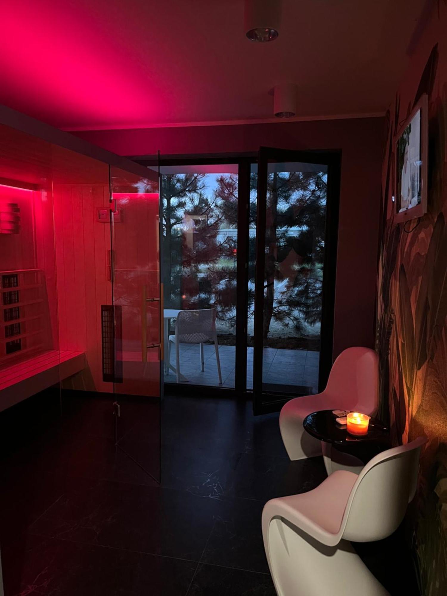 Axel Boutique Jacuzzi & Sauna Дзивнув Экстерьер фото