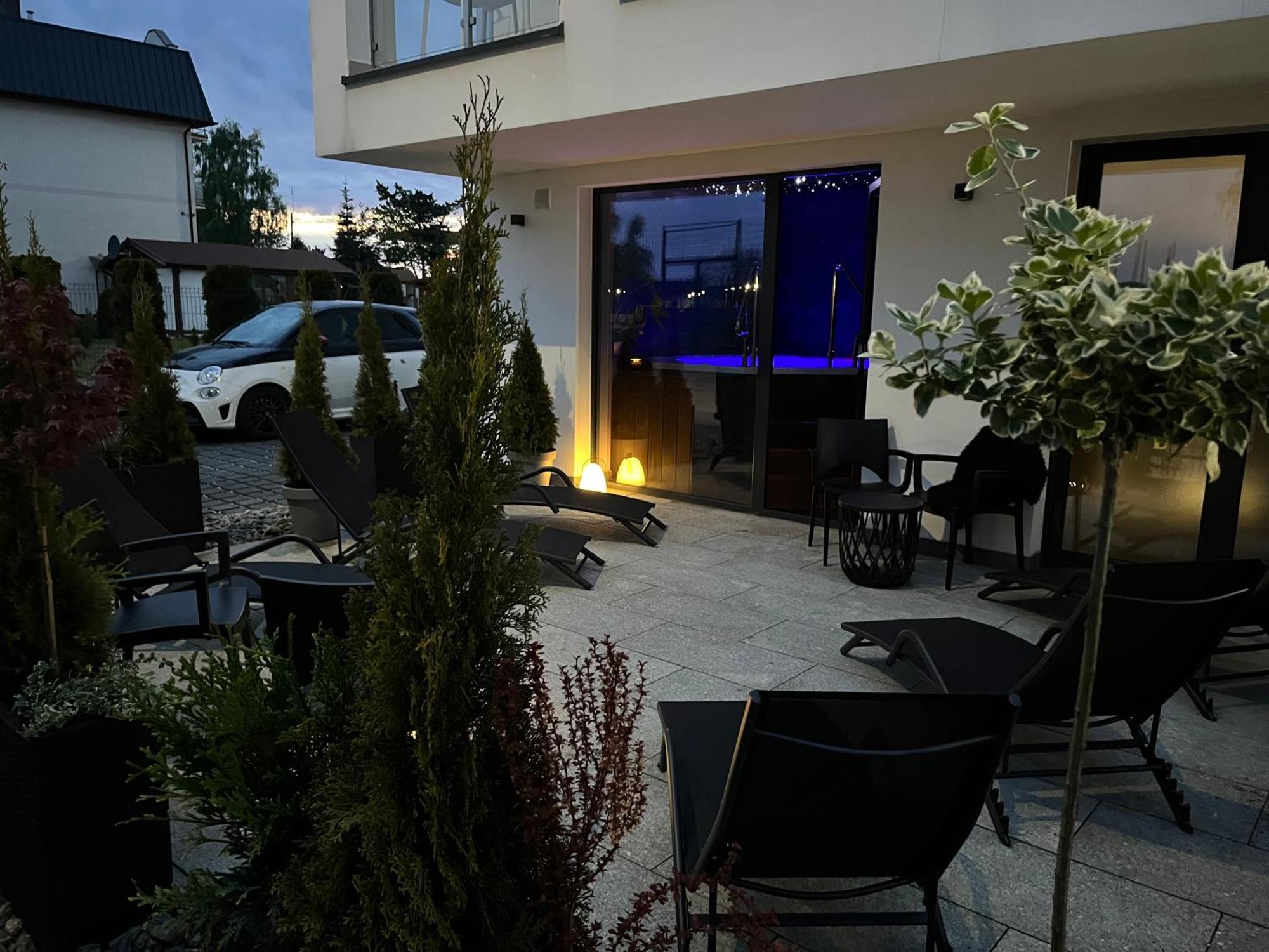 Axel Boutique Jacuzzi & Sauna Дзивнув Экстерьер фото