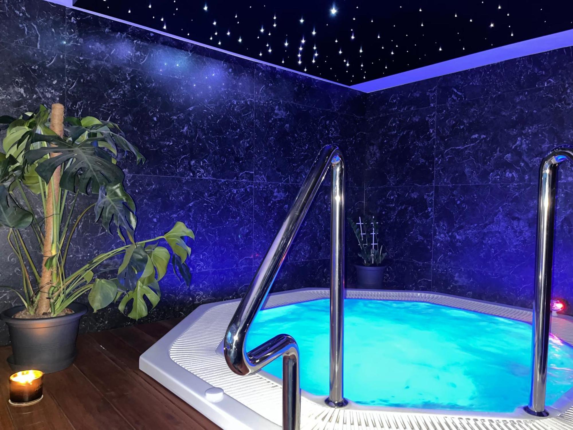 Axel Boutique Jacuzzi & Sauna Дзивнув Экстерьер фото