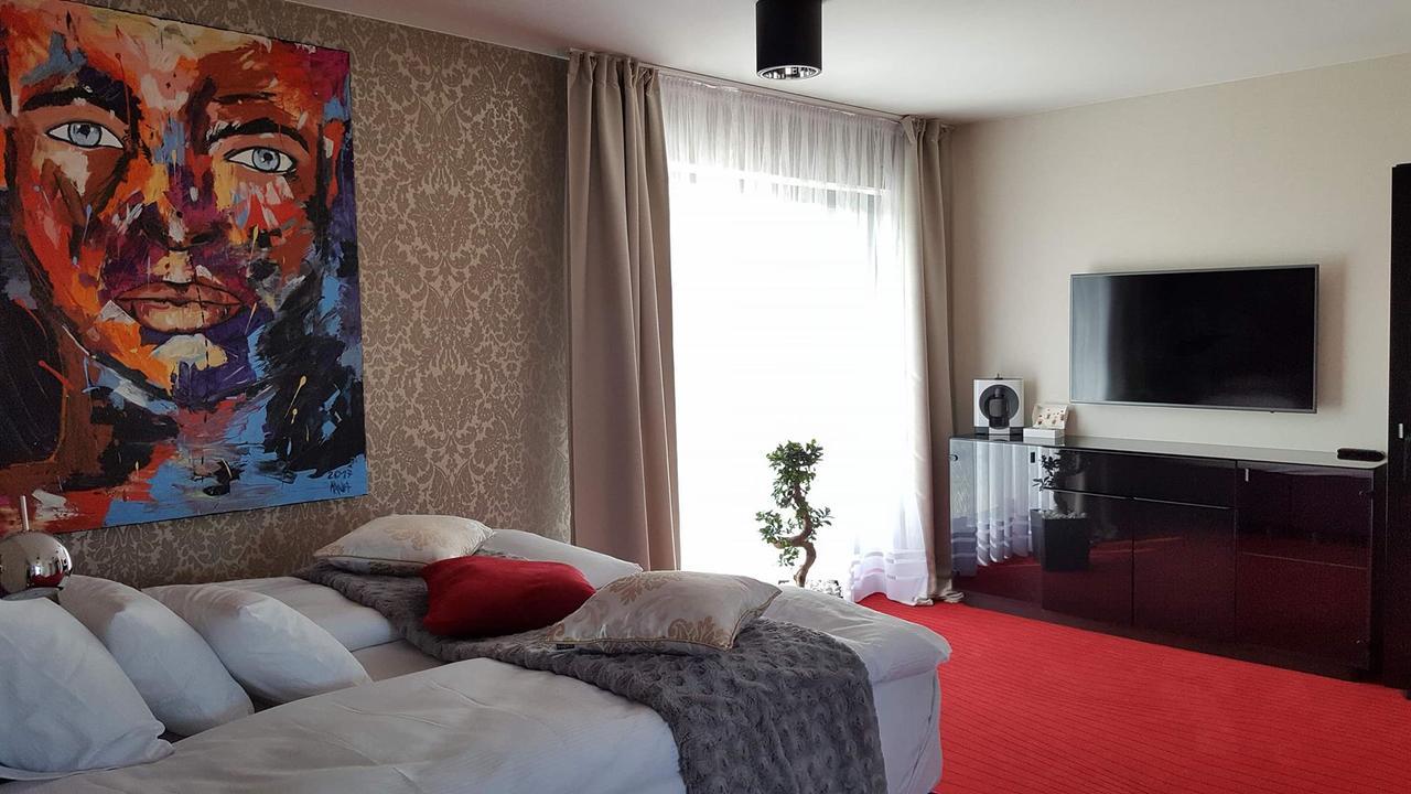Axel Boutique Jacuzzi & Sauna Дзивнув Экстерьер фото