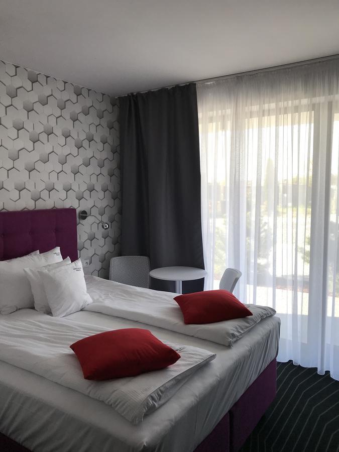 Axel Boutique Jacuzzi & Sauna Дзивнув Экстерьер фото