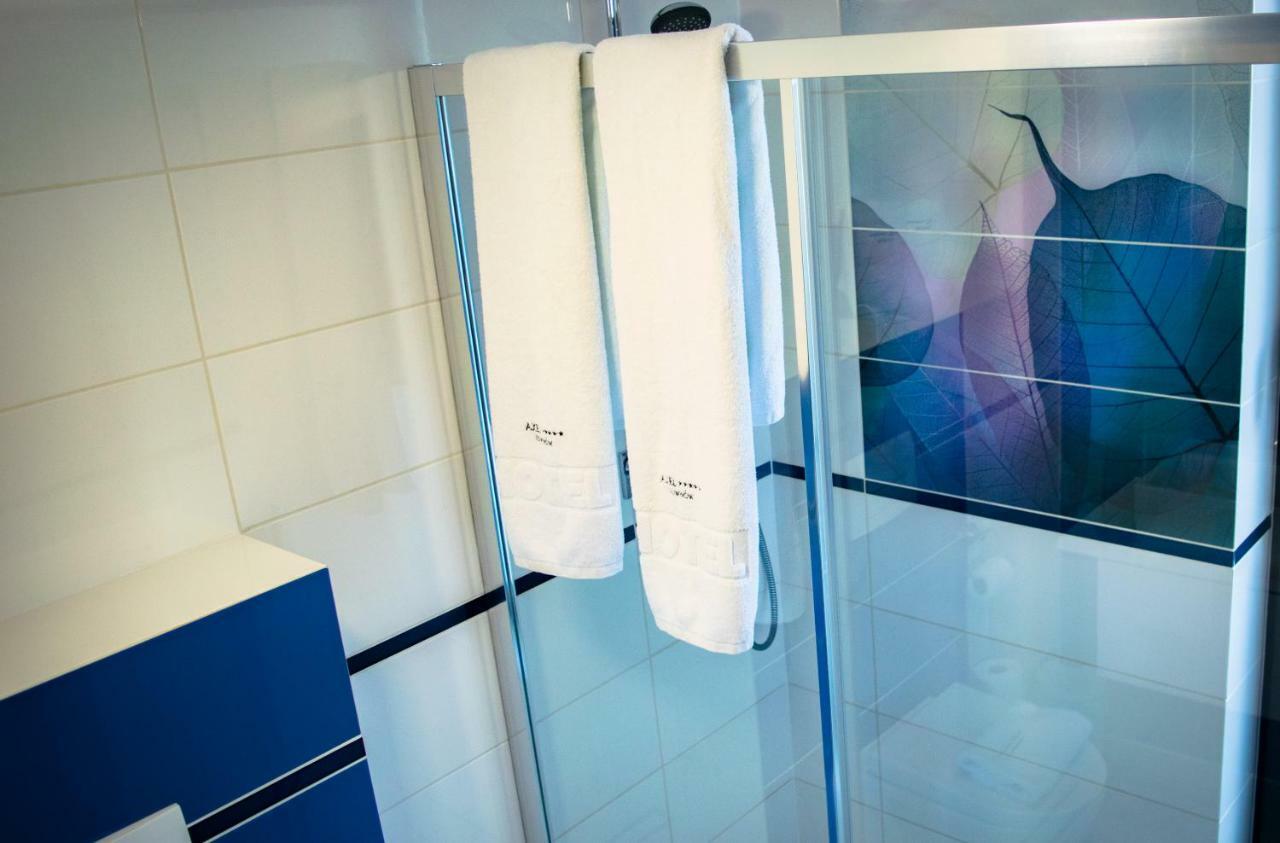 Axel Boutique Jacuzzi & Sauna Дзивнув Экстерьер фото