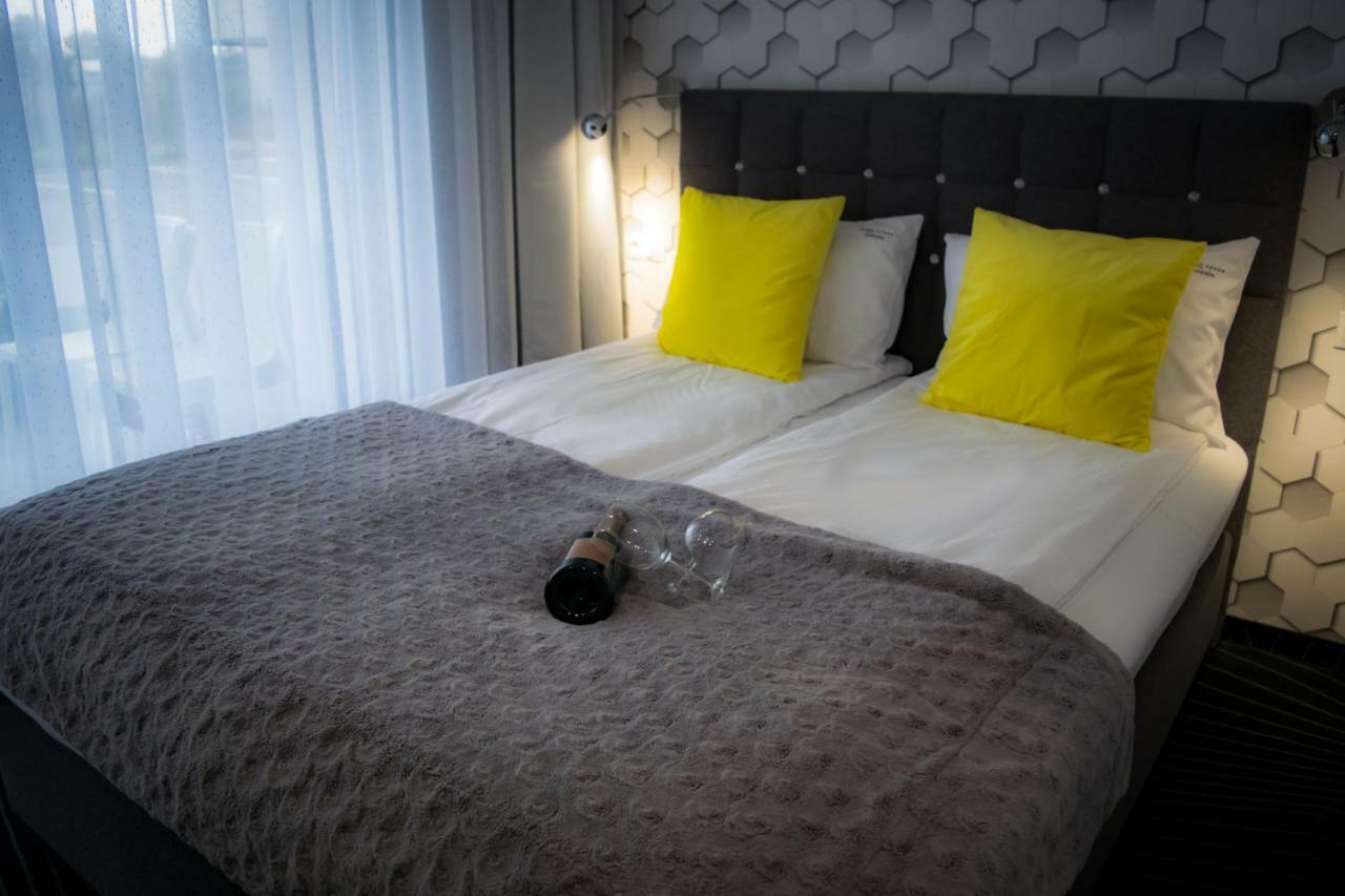 Axel Boutique Jacuzzi & Sauna Дзивнув Экстерьер фото